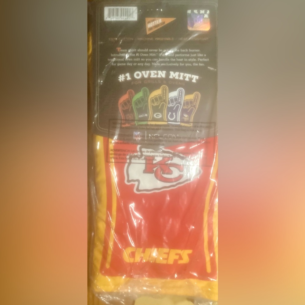 2 Genuine NFL Kansas City Chiefs #1 Fan Oven Mitts Brand New and Sealed